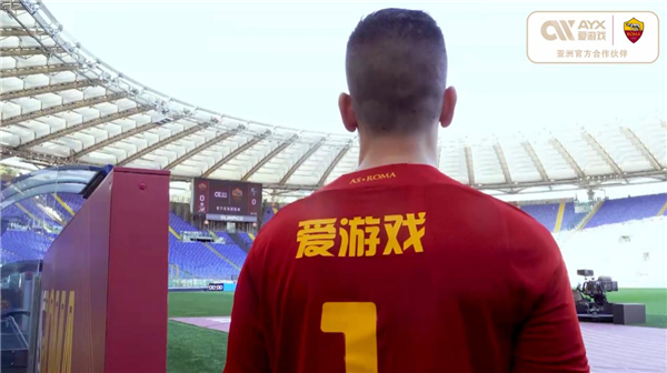 馬刺前鋒索漢造訪南安普頓與貝德納雷克互贈球衣合影.